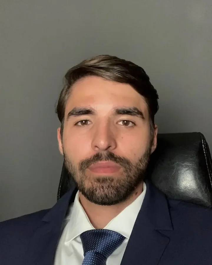 Pedro Augusto Medeiros, advogado, de terno azul-marinho